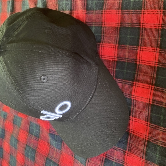 ALO Yoga Black Cap - Picture 3 of 5